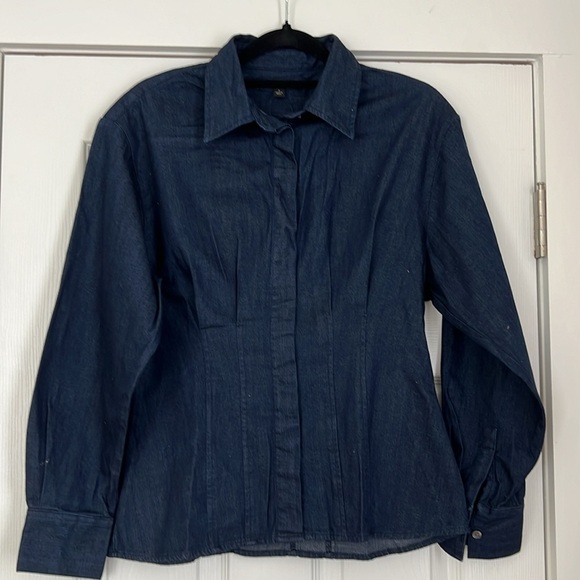 Banana Republic FITTED DENIM SHIRT - Picture 2 of 6